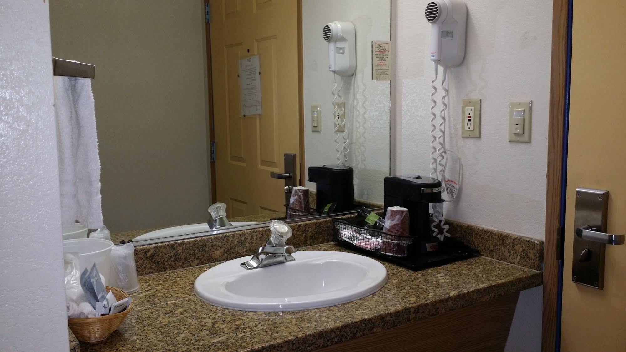 Budget Inn Corcoran Εξωτερικό φωτογραφία